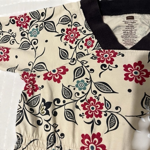 TEA COLLECTION ~ Bundle/Lot of Two Girls Dresses and One Long Sleeve Hooded Tee - Picture 4 of 13